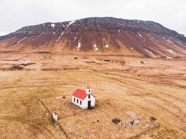 Small church standing in dry valley near high hill in North Iceland — Stock Photo