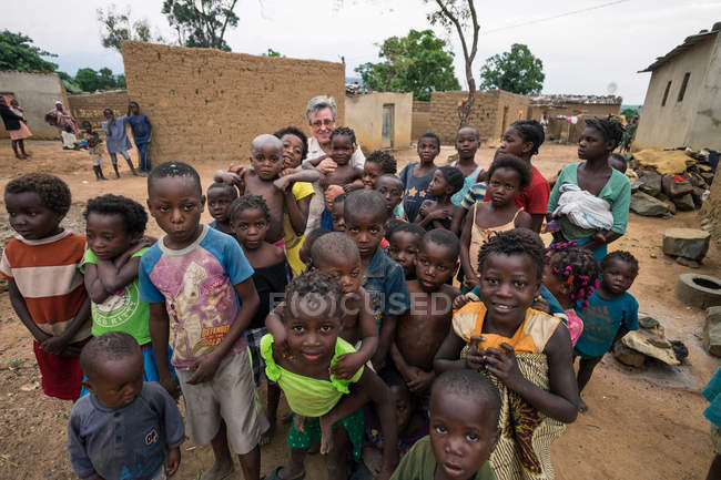 ANGOLA - ÁFRICA - 5 de abril de 2018 - Grupo de niños étnicos necesitados en la calle del pueblo - foto de stock