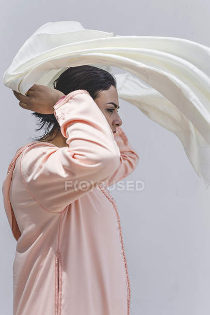 Retrato de mulher marroquina vestindo hijab no fundo branco — Fotografia de Stock