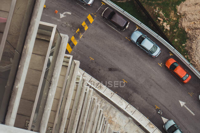D'en haut différentes voitures garées sur la route dans la rue. — Photo de stock