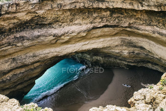 Agujero en la roca, costa portuguesa - foto de stock