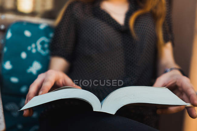 Крупним планом жіночі руки тримають книгу — стокове фото