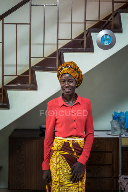 Angola - afrika - 5. april 2018 - Porträt einer schwarzen Frau mit gelbem Kopfschmuck — Stockfoto