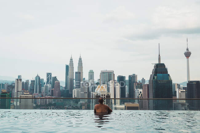Homme nageant au centre ville — Photo de stock