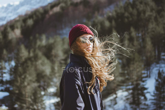 Mulher desfrutando do sol nas montanhas no inverno — Fotografia de Stock