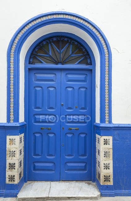 Típicas puertas de entrada azul árabe, Marruecos - foto de stock