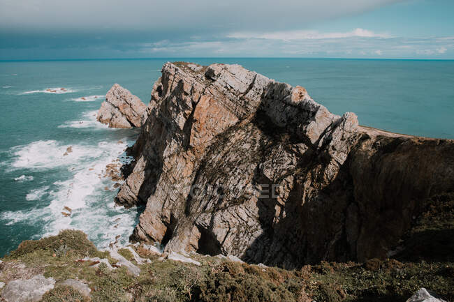 Rochas costeiras e o oceano — Fotografia de Stock