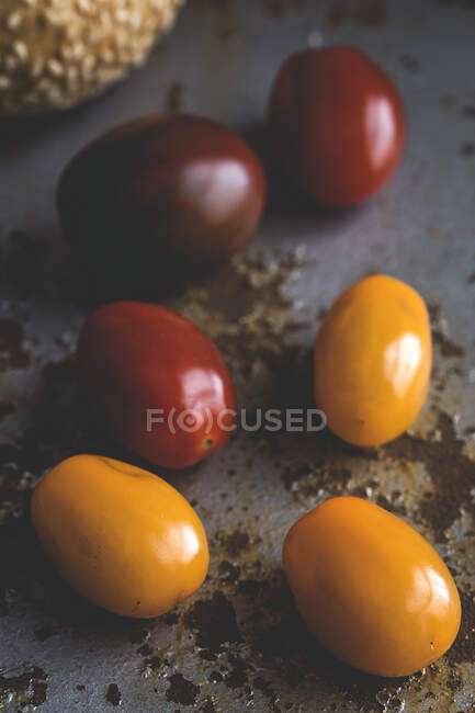 Pomodori; verdure fresche su fondo nero — Foto stock