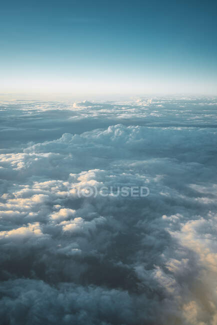Вид на білі хмари в блакитному небі зверху — стокове фото