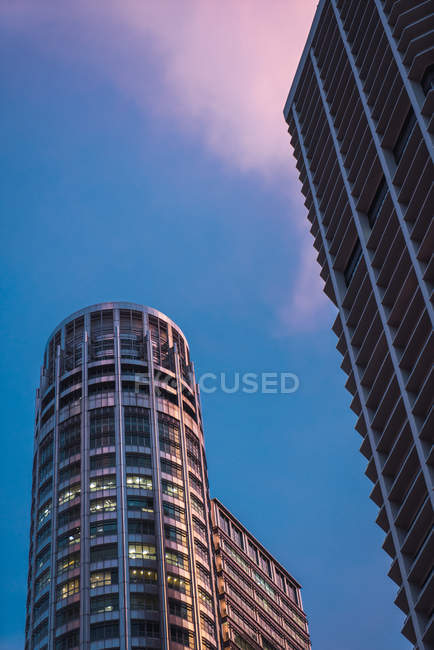High-rise buildings on background with clear evening sky, Singapore — Stock Photo