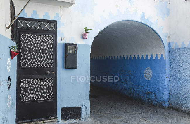 Porta e arco tipico marocchino, Tanger, Marocco — Foto stock