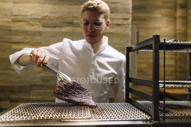 Chef preparare arrosto di manzo nel ristorante — Foto stock