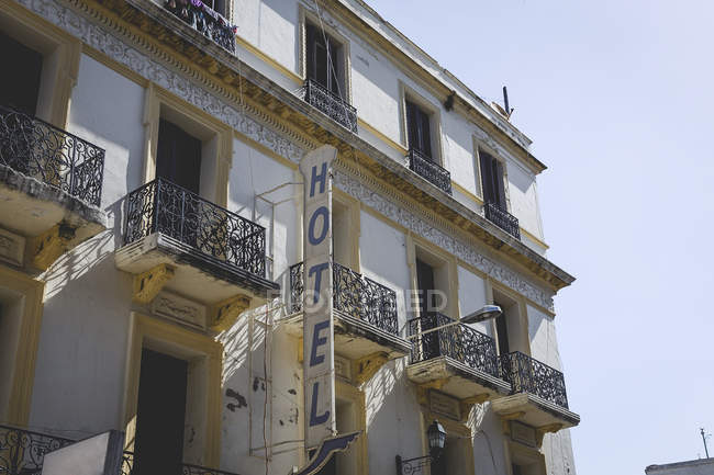 Fassade eines alten schäbigen Hotelgebäudes, Tanger, Marokko — Stockfoto