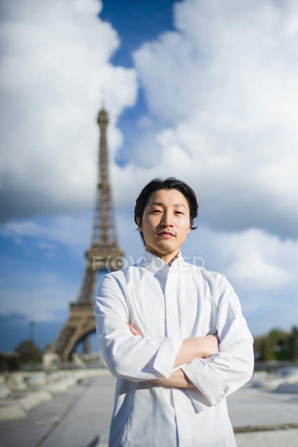 Червоні волосся Кук у білій сорочці стоячи перед Ейфелеву вежу в Парижі — стокове фото