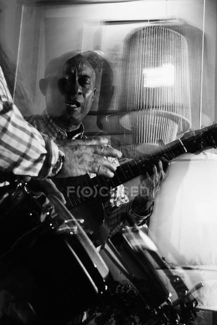 Musicisti che suonano chitarre nel night club, ripresa in bianco e nero con lunga esposizione — Foto stock