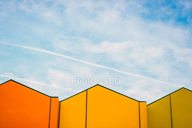 Casas coloridas modernas brilhantes e céu azul nublado — Fotografia de Stock