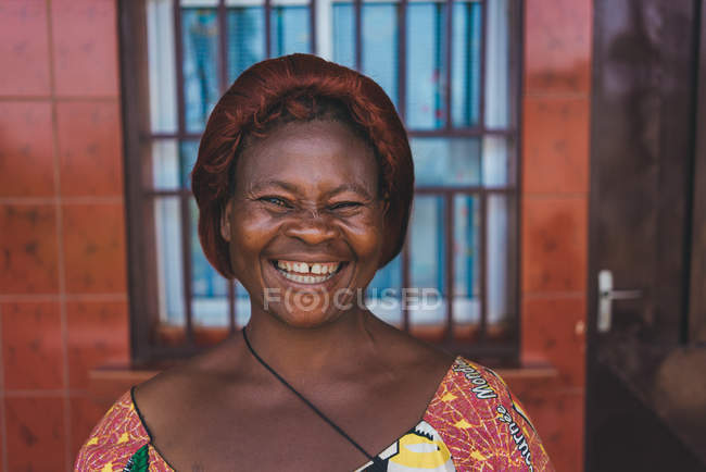 КАМЕРУН - Африка - 5 апреля 2018 года: улыбающаяся африканская женщина смотрит в камеру — стоковое фото