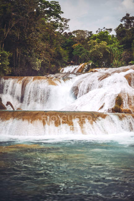 Дивовижні водоспад, розташований в джунглях в Чьяпас, Мексика — стокове фото