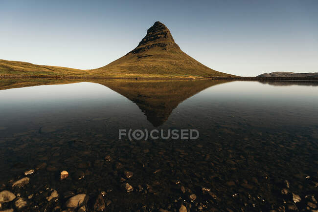 Grande colina e lago calmo — Fotografia de Stock