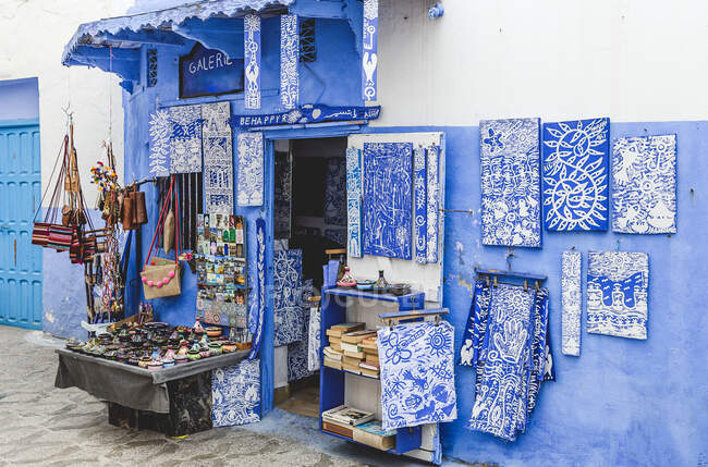 Типичная арабская архитектура в Асиле. Улицы, двери, окна, магазины. Марокко — стоковое фото
