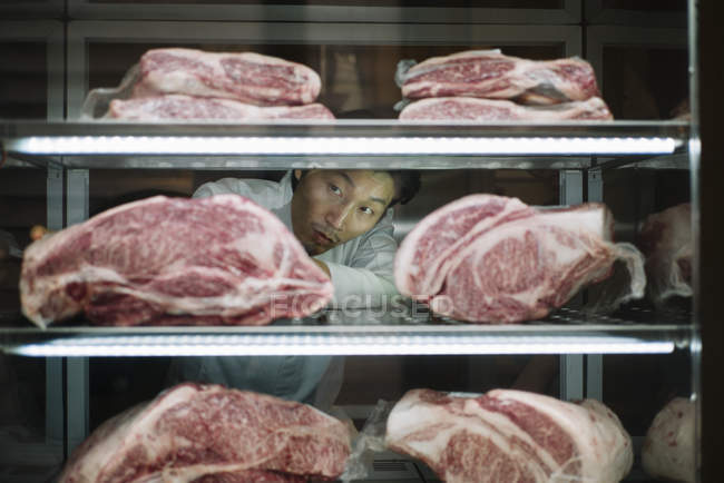 Cozinheiro japonês colocou carne wagyu na prateleira no frigorífico — Fotografia de Stock
