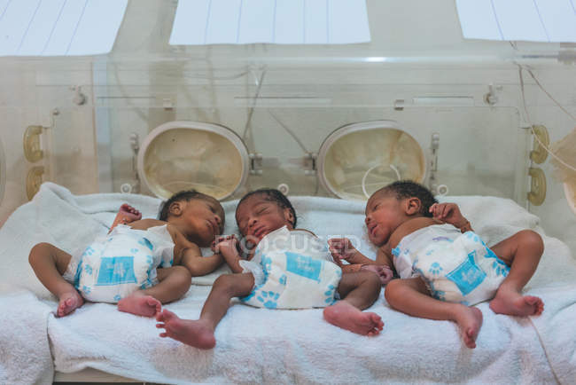 CAMARÕES - ÁFRICA - ABRIL 5, 2018: Crianças étnicas recém-nascidas deitadas na clínica — Fotografia de Stock