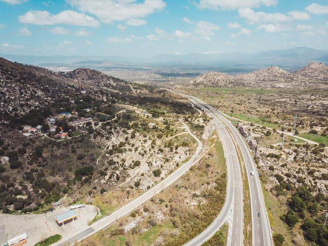 Беспилотник пейзаж длинных дорог в пустынных узлах с голубым небом на солнечном свете — стоковое фото