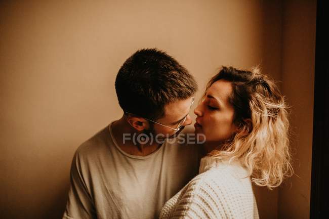 Romántico joven pareja abrazando en wal - foto de stock