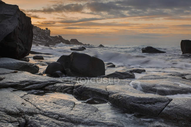 Кам'янистий пляж прибуття в зимовий період, Норвегія — стокове фото