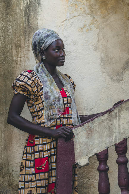 CAMARÕES - ÁFRICA - 5 DE ABRIL DE 2018: Jovem mulher étnica atenciosa de pé nas escadas e olhando para longe — Fotografia de Stock
