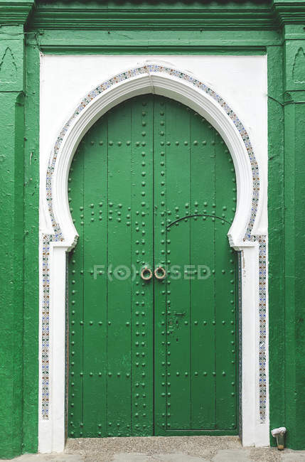 Típicas puertas de entrada verde árabe con arco, Marruecos - foto de stock