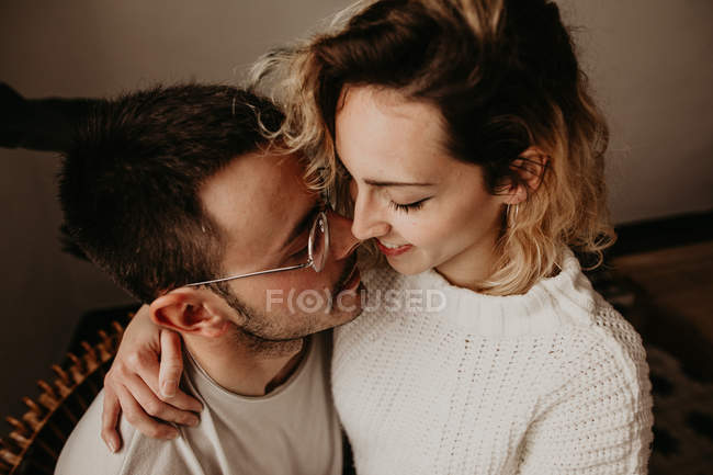 Homem e mulher felizes abraçando juntos — Fotografia de Stock