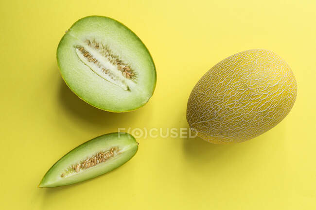 Diseño creativo hecho de melón fresco. Acostado. Cantaloupe - foto de stock