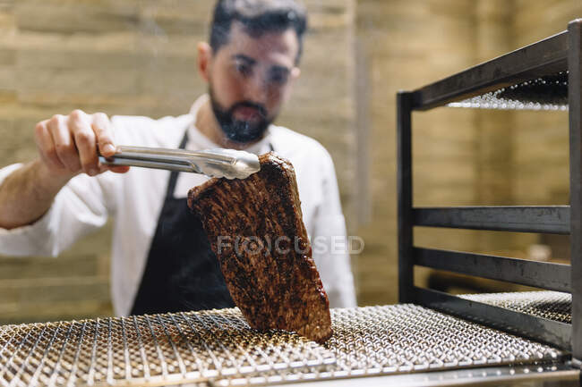 Chef cozinhar no restaurante preparando carne assada — Fotografia de Stock
