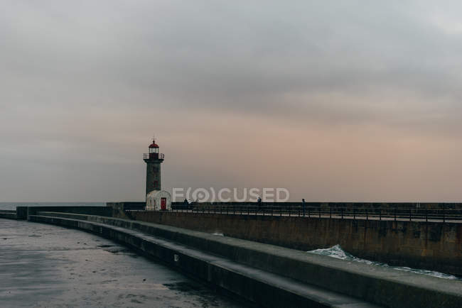 Faro torre en el océano ondulado, Oporto, Portugal - foto de stock