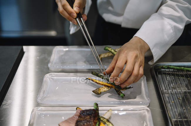 Chef preparando pratos com pauzinhos no restaurante — Fotografia de Stock