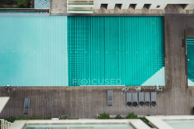 Von oben türkisfarbener Pool — Stockfoto