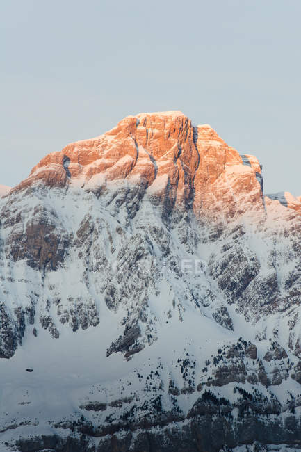 Montañas blancas nevadas con sol en la naturaleza, Valle De Tena, España - foto de stock