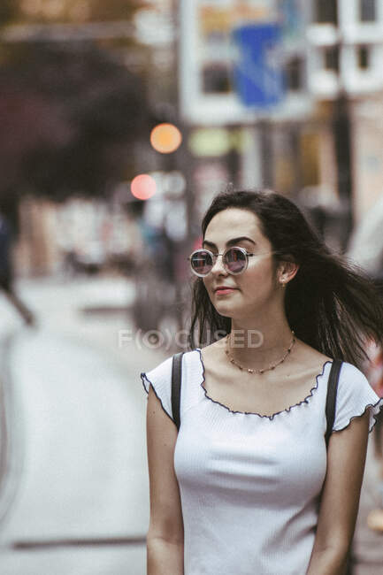 Stilvolles Mädchen sitzt auf Straßenbahnlinie — Stockfoto