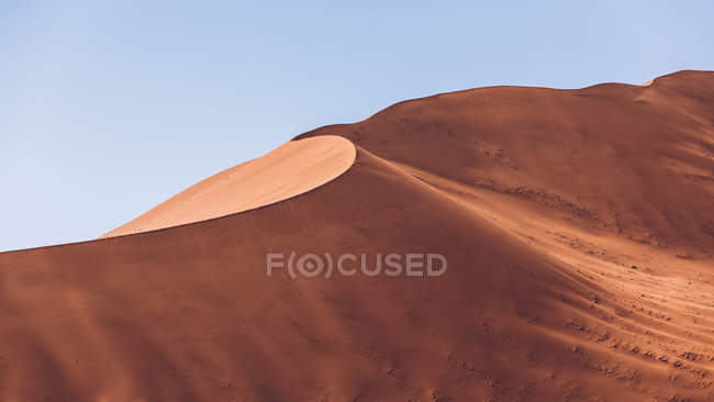 Dunas arenosas em dia ensolarado no deserto da Namíbia — Fotografia de Stock
