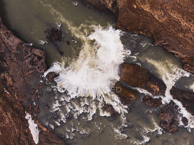 Malerisches Flusstal im Gelände — Stockfoto