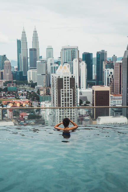 Woman swimming at downtown — Stock Photo