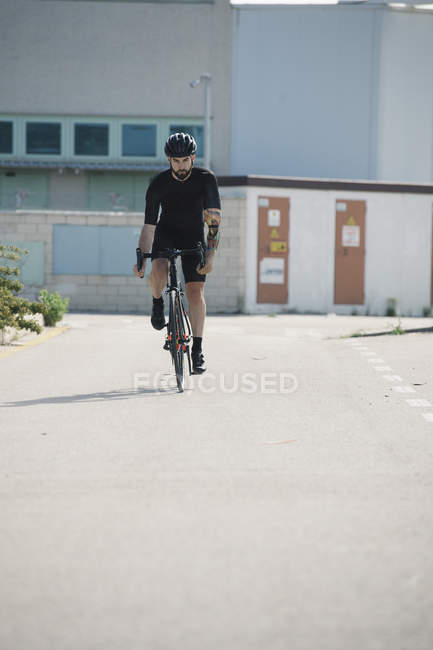 Homem deficiente andar de bicicleta na cidade — Fotografia de Stock
