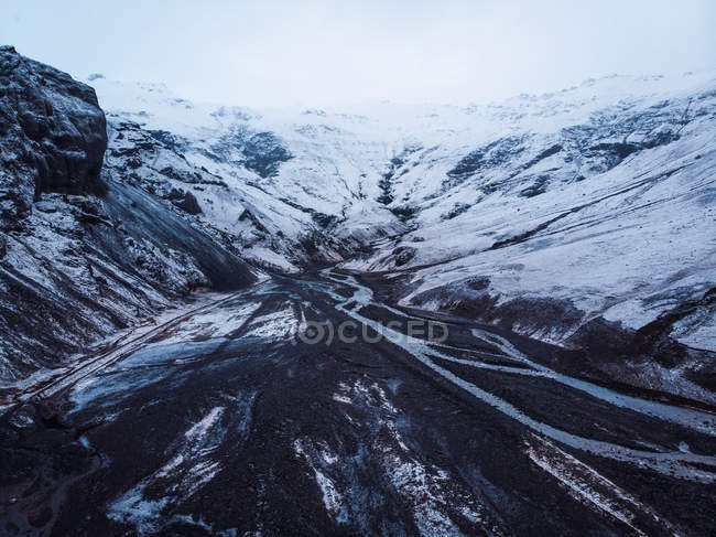 Gebirgstal mit Flüssen im Winter, Island — Stockfoto