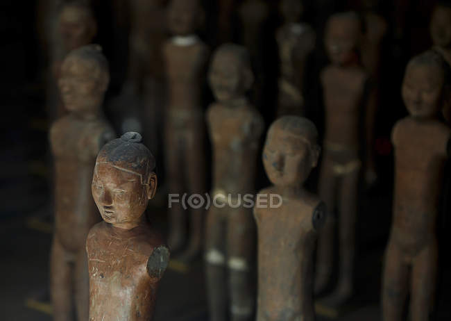 Conjunto de pequeñas figuras de terracota en Xian, China - foto de stock