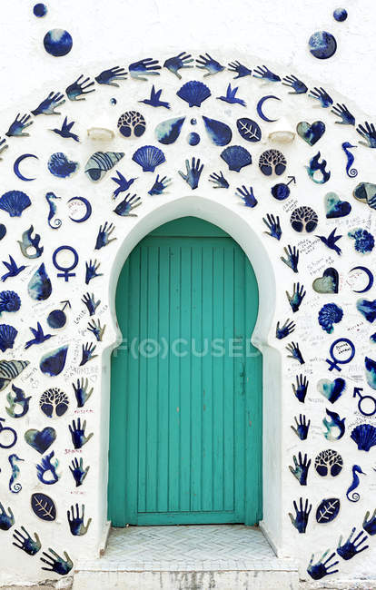 Porta de entrada típica árabe verde com decoração estampada, Marrocos — Fotografia de Stock
