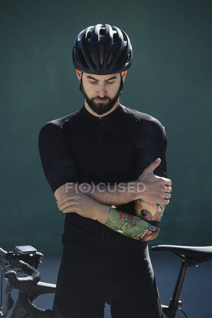 Retrato do ciclista com deficiência apoiando-se na bicicleta — Fotografia de Stock