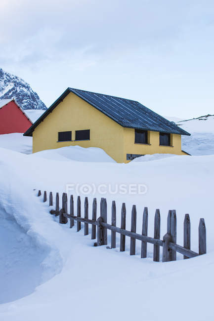 Petites maisons colorées et clôture en bois en hiver, Valle De Tena, Espagne — Photo de stock