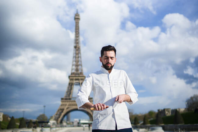 Cuisinier avec uniforme à Paris — Photo de stock
