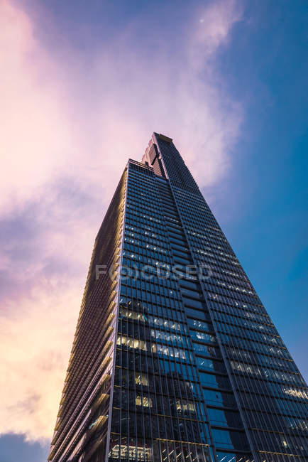 Современная офисная башня с драматическим небом на фоне, Сингапур — стоковое фото